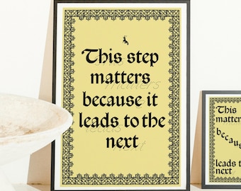 Middeleeuwse affirmatieprint: gotische blackletterkunst, pony met prinsessenhoed (digitale download)