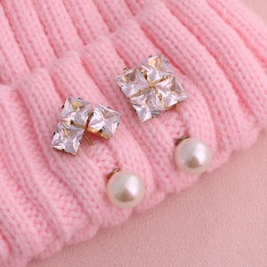 Pearl Pin Brooch: Knitwear Gem Button - Gold & White