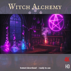 Könnte beinhalten: Illustration eines Hexen-Alchemielabors mit leuchtenden lila und blauen Flaschen, einem Pentagramm und dem Text "Witch Alchemy". Die Szene ist mit einem mystischen Glanz beleuchtet, mit Rauch, der von einer Kerze aufsteigt. Das Bild ist mit "4K HD" beschriftet.