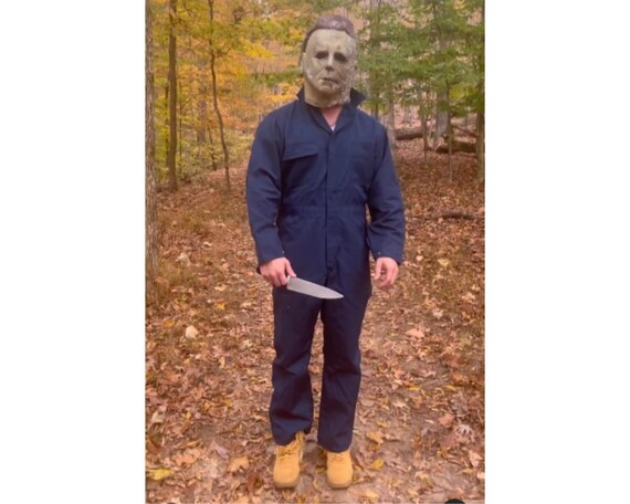 Costume Michael Myers Per Adulti – Tuta Da Lavoro Blu + Maschera In Lattice + Oggetti Di Scena, Perfetto Per Halloween E Cosplay Horror, Taglie S-XXL