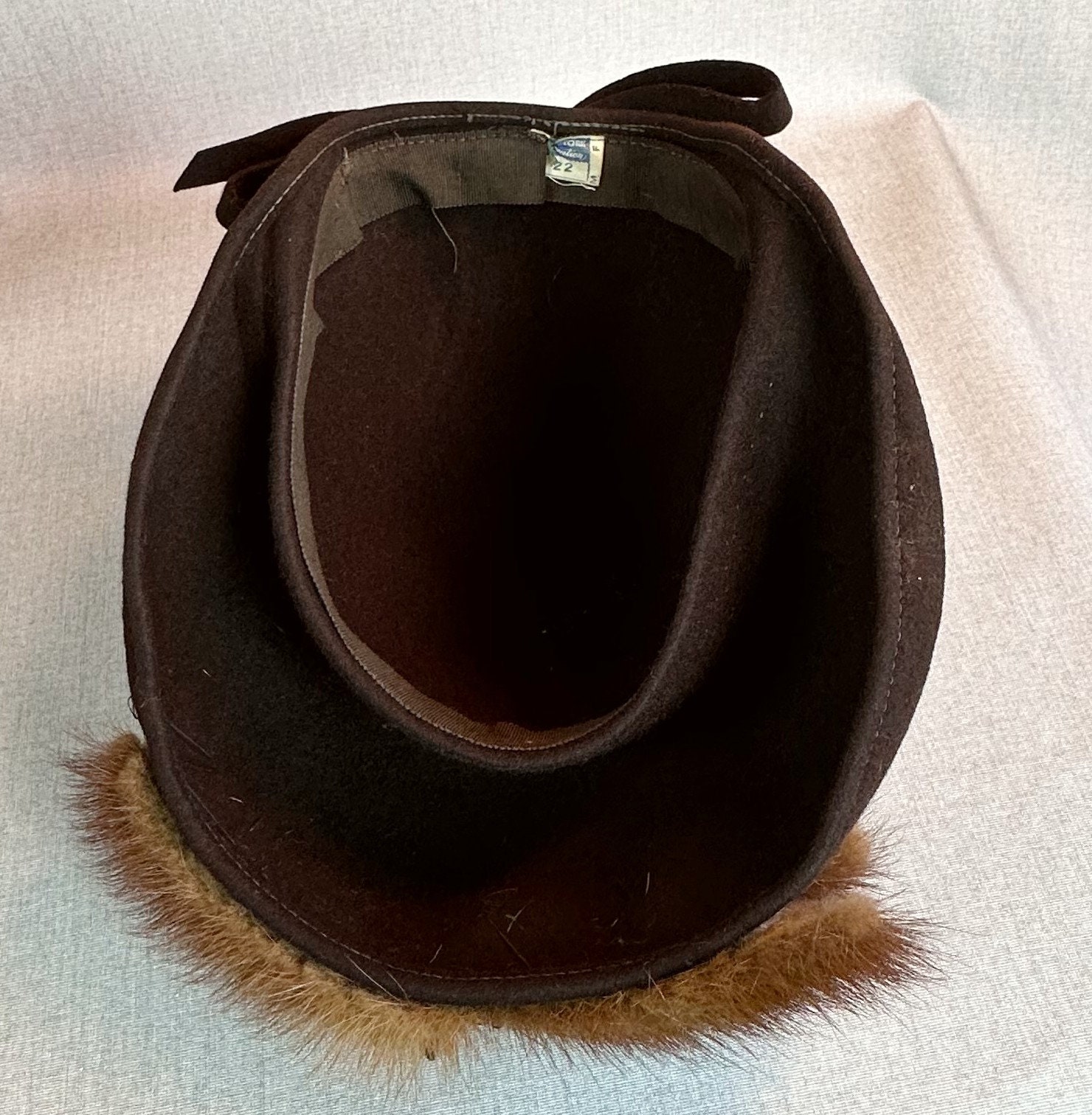 1940 年代のヴィンテージ ブラウン フェルト つば付き帽子、ミンクの
