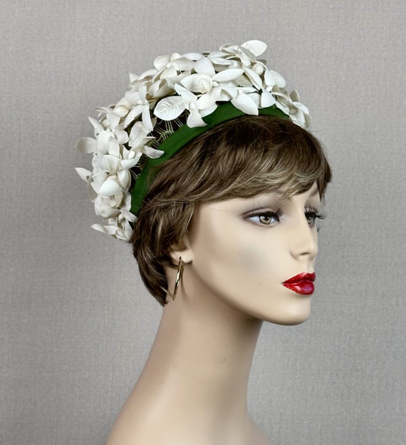 60s White Flower Petal Pillbox Hat - image 2