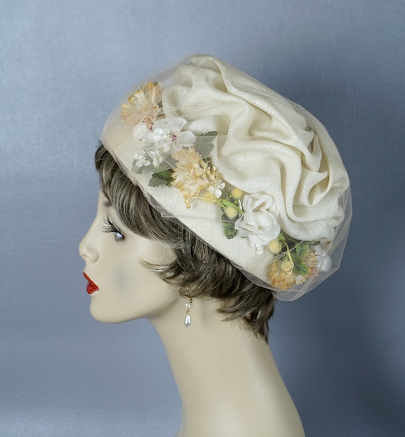 60s Antique White Cloche Style Hat w/ Floral Wreat