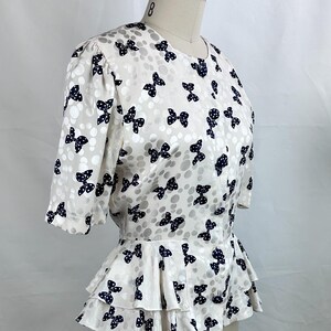 Vintage 80-tals Adrianna Papell sidenblus med rosett och peplum, storlek 8, korta ärmar bild 5