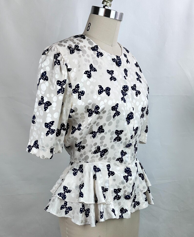 Vintage 80-tals Adrianna Papell sidenblus med rosett och peplum, storlek 8, korta ärmar bild 5