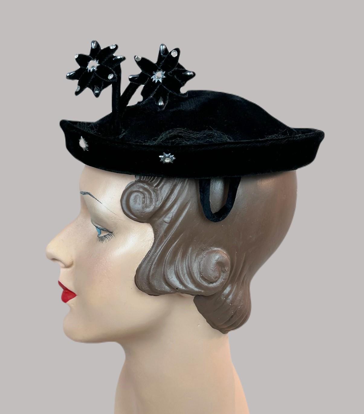 Vintage 1950s Black Velour Beret Hat With Rhinestone Star - Etsy display picture 1