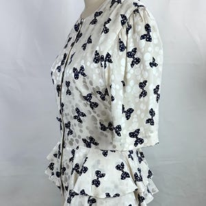 Vintage 80-tals Adrianna Papell sidenblus med rosett och peplum, storlek 8, korta ärmar bild 4