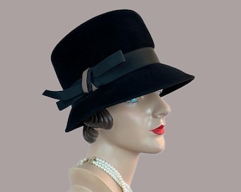 Vintage 1960s Brown Velour Pillbox Hat With Bronze Satin  display picture 1