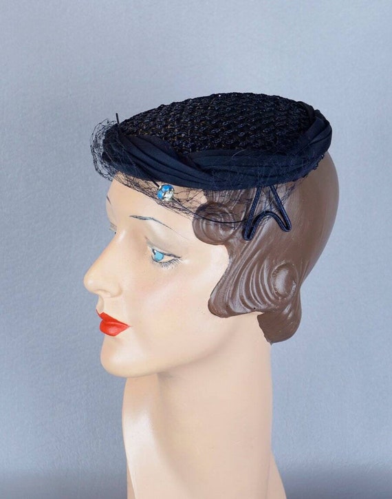 50s Navy Blue Straw Close Beret Hat by A Carlyle C