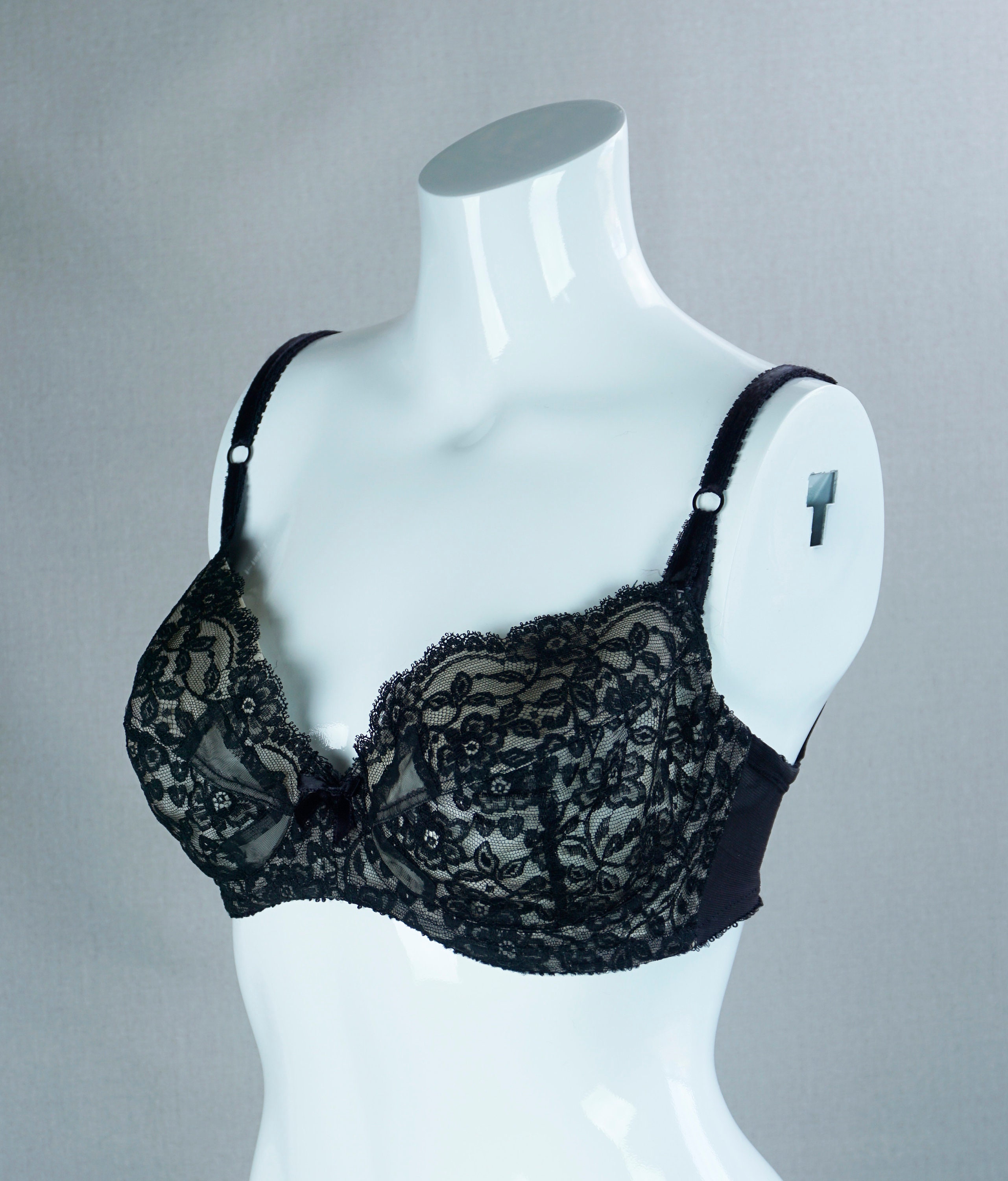 1960's Bali-lo Bow-bra, Black Lace Cup, Underwire, Hooks in Back,  Elastic/satin Adjustable Straps, Very Good Condition 