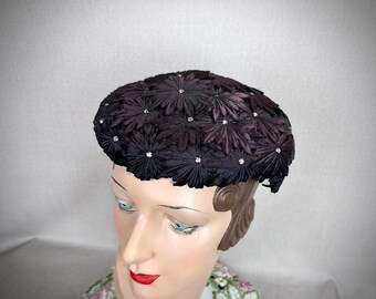 Chapeau Vintage Femme Bleu Marine En Velours Avec Strass Floral - Taille 22 Pouces - Occasion Excellent état