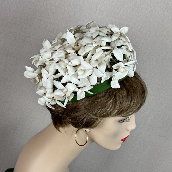 60s White Flower Petal Pillbox Hat - image 9