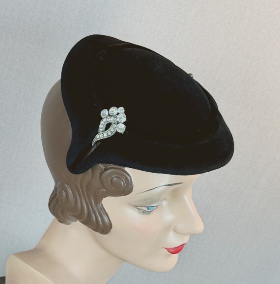 50s Black Velvet Rhinestone Cocktail Beret Hat - image 1