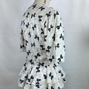 Vintage 80-tals Adrianna Papell sidenblus med rosett och peplum, storlek 8, korta ärmar bild 6