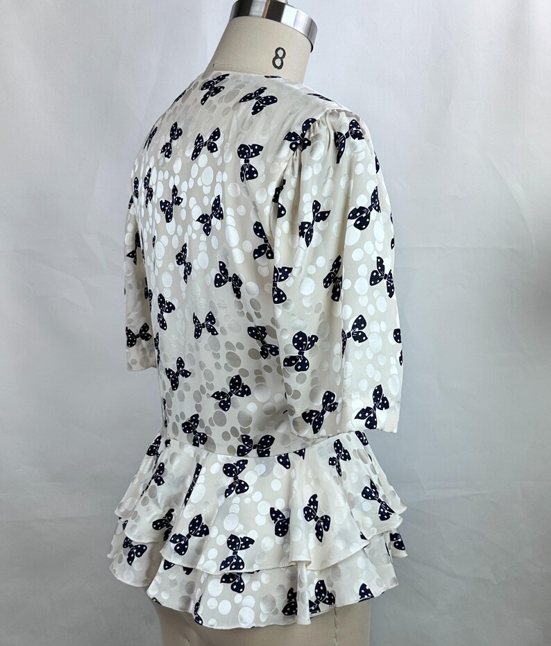 Vintage 80-tals Adrianna Papell sidenblus med rosett och peplum, storlek 8, korta ärmar bild 6