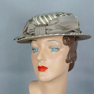 Chapeau canotier à rayures abstraites taupe et crème années 60 par Sally Victor