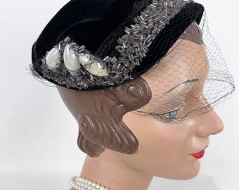 Vintage 50-tals pärlpärlad svart sammetscocktailhatt