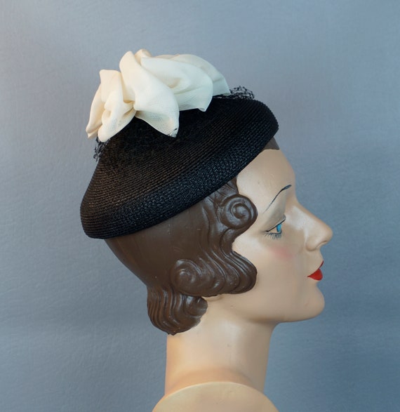 60s Black Straw Pillbox Hat w/ White Fabric Embel… - image 3