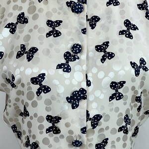 Vintage 80-tals Adrianna Papell sidenblus med rosett och peplum, storlek 8, korta ärmar bild 2