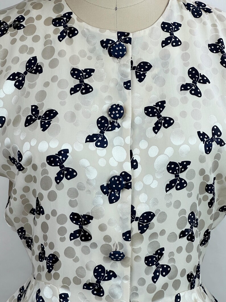 Vintage 80-tals Adrianna Papell sidenblus med rosett och peplum, storlek 8, korta ärmar bild 2