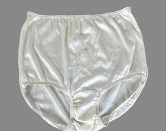 Vintage 70s Nylon Cream Panties with Applique, Sz 7, Deadstock