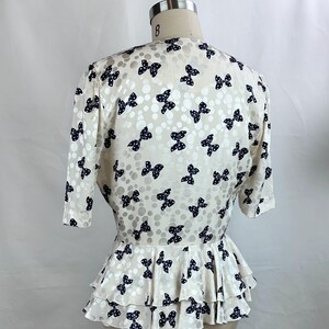 Vintage 80-tals Adrianna Papell sidenblus med rosett och peplum, storlek 8, korta ärmar bild 7