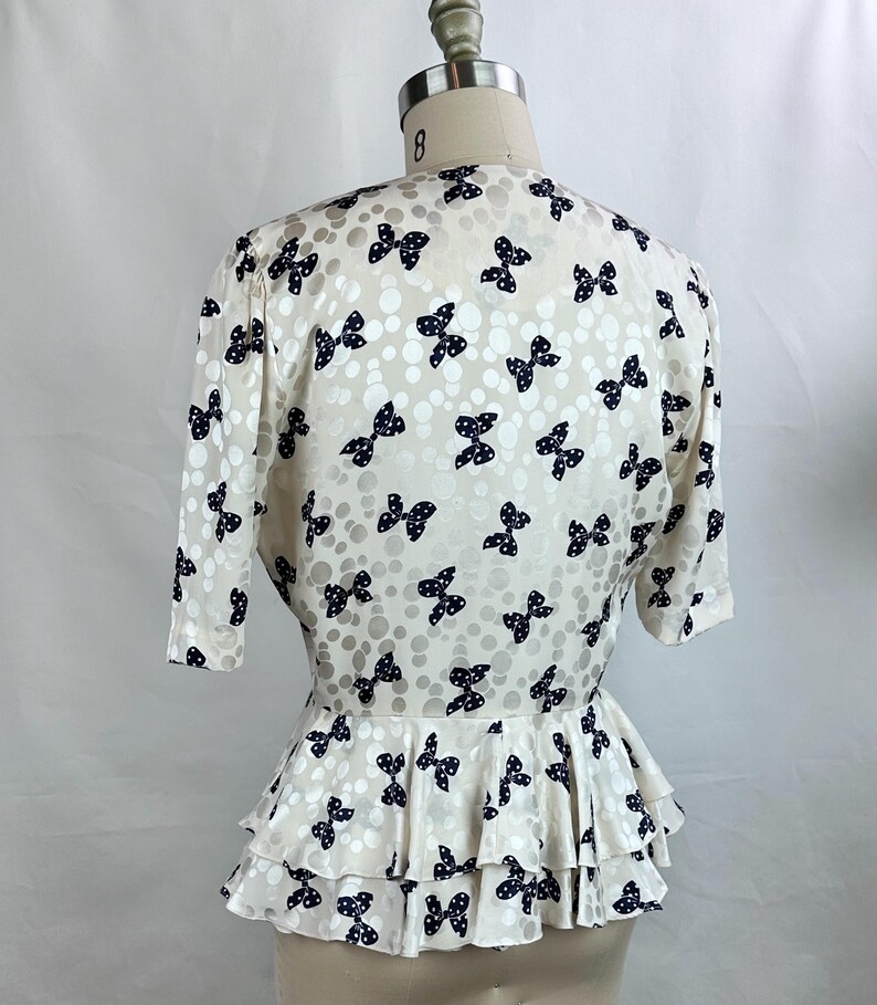 Vintage 80-tals Adrianna Papell sidenblus med rosett och peplum, storlek 8, korta ärmar bild 7