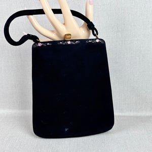 Bolso de mano vintage de los años 50 con forma de sobre de ante negro y barra de rosas rosadas de Coblentz