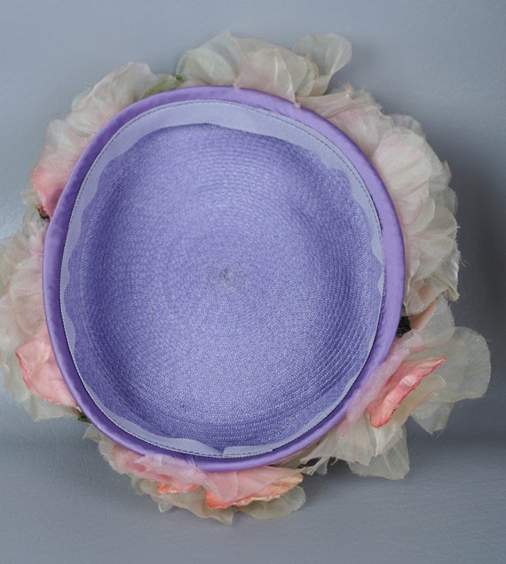 Vintage 1950s Lilac Straw Shallow Crown Pillbox Hat W/ Silk  display picture 2