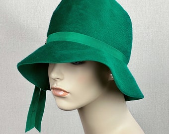 Vintage 70s Kelly Green Felt Bucket Style Hat by Lora - Etsy display picture 3