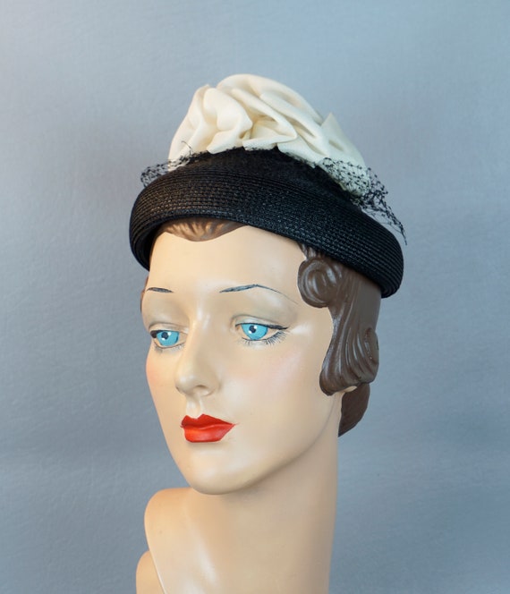 60s Black Straw Pillbox Hat w/ White Fabric Embel… - image 5