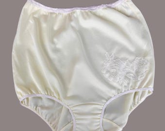 Vintage Pale Yellow Nylon Panties with Lace Applique, Gossard Artemis Sz 4, Deadstock