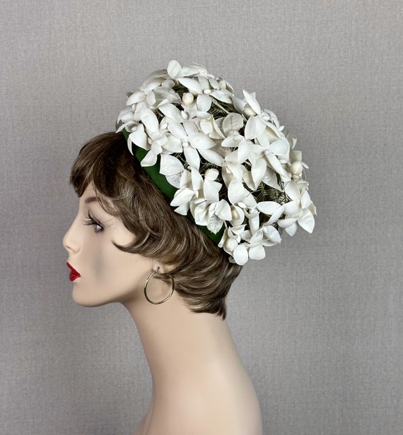 60s White Flower Petal Pillbox Hat - image 1