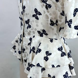 Vintage 80-tals Adrianna Papell sidenblus med rosett och peplum, storlek 8, korta ärmar bild 3