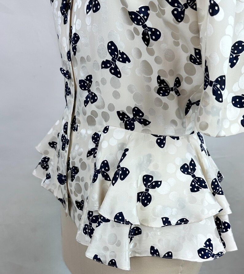 Vintage 80-tals Adrianna Papell sidenblus med rosett och peplum, storlek 8, korta ärmar bild 3