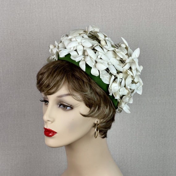 60s White Flower Petal Pillbox Hat - image 3