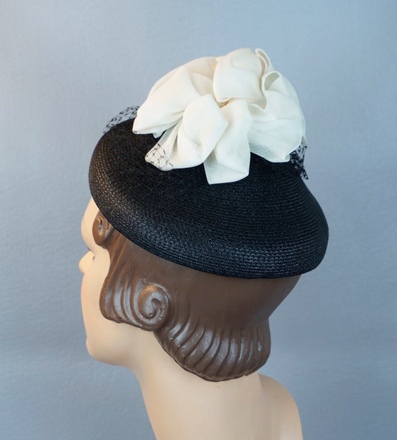 60s Black Straw Pillbox Hat w/ White Fabric Embel… - image 6