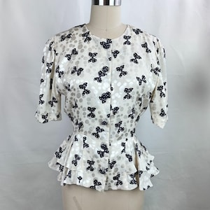 Vintage 80-tals Adrianna Papell sidenblus med rosett och peplum, storlek 8, korta ärmar bild 1