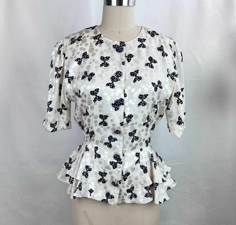 Vintage 80-tals Adrianna Papell sidenblus med rosett och peplum, storlek 8, korta ärmar bild 1