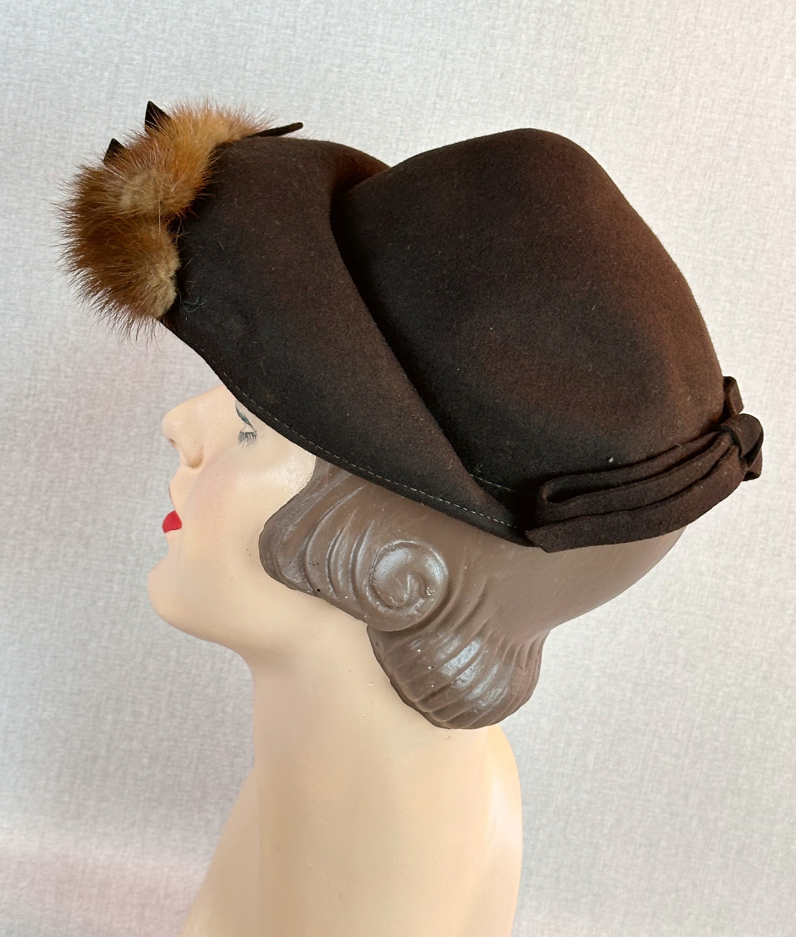 1940 年代のヴィンテージ ブラウン フェルト つば付き帽子、ミンクの