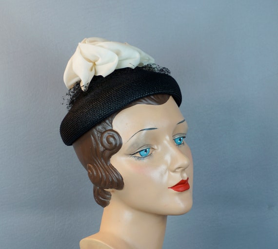 60s Black Straw Pillbox Hat w/ White Fabric Embel… - image 4