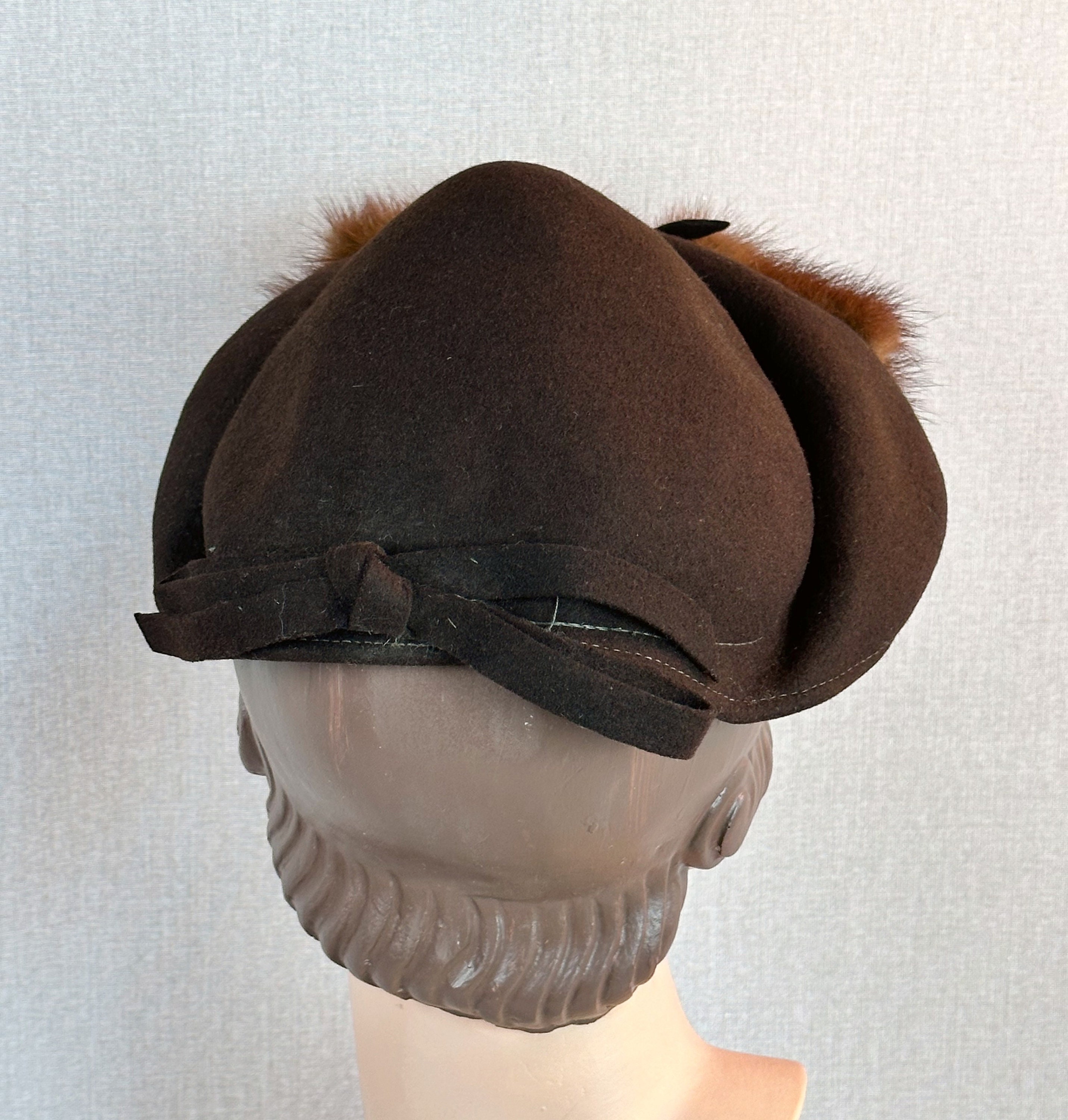 1940 年代のヴィンテージ ブラウン フェルト つば付き帽子、ミンクの