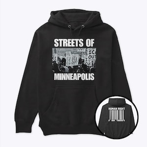 Puede incluir: Sudadera con capucha negra con el texto "STREETS OF MINNEAPOLIS" sobre una imagen en escala de grises de una protesta. La parte trasera muestra un código de barras y las palabras "HUMAN RIGHT".