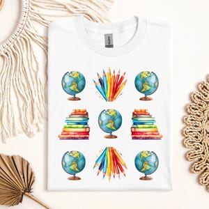Clipart de volta às aulas, novo ano letivo PNG, imagem digital de globo e lápis Camisa do professor, nome do professor PNG, qualquer nome, qualquer série