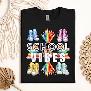 Terug naar school-illustraties, nieuwjaar png, sneakers en potloden digitale afbeelding leraar shirt, naam leraar png, elke naam, elk cijfer