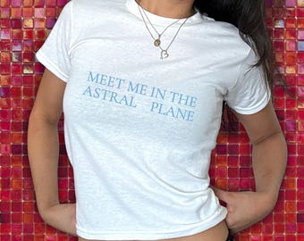 Ontmoet me in het astrale vlak Inspirerende bevestiging grafische baby T-shirt - zelfliefde manifestatie bijgesneden top - wet van de aantrekkingskracht