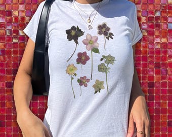 Vintage geperste bloemen baby-T-shirt, Y2K-top, flirtshirt, bloementop, volwassen baby-T-shirt, gildan 5000b