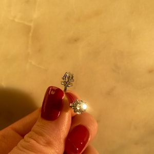 Das perfekte Paar Solitär-Diamantohrringe! Klassische Brillantschliff Naturdiamanten in 18k/750er massivem Weißgold.