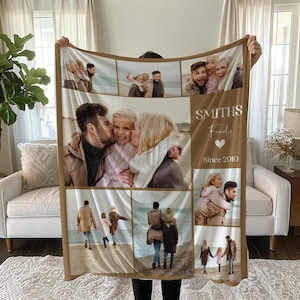 Op de afbeelding: Een bruine fleece deken met een collage van familiefoto's. De foto's zijn in een rasterpatroon gerangschikt en bevatten een gezin van vier, een stel en een kind. De deken heeft ook de tekst "Smiths Family Since 2010" in een wit lettertype.