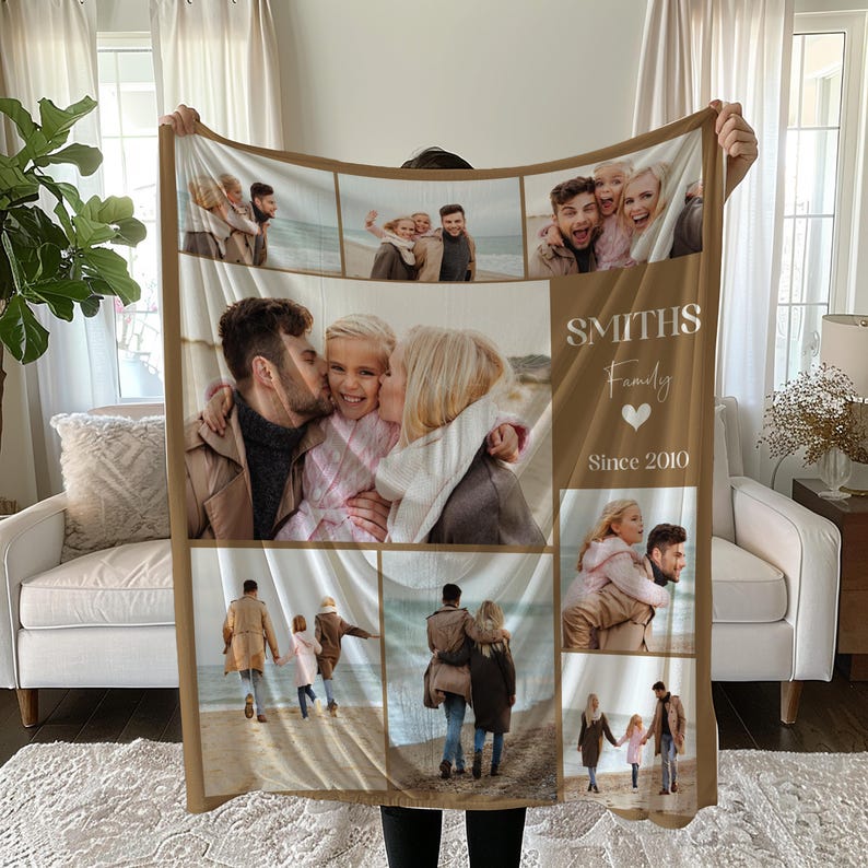 Op de afbeelding: Een bruine fleece deken met een collage van familiefoto's. De foto's zijn in een rasterpatroon gerangschikt en bevatten een gezin van vier, een stel en een kind. De deken heeft ook de tekst "Smiths Family Since 2010" in een wit lettertype.